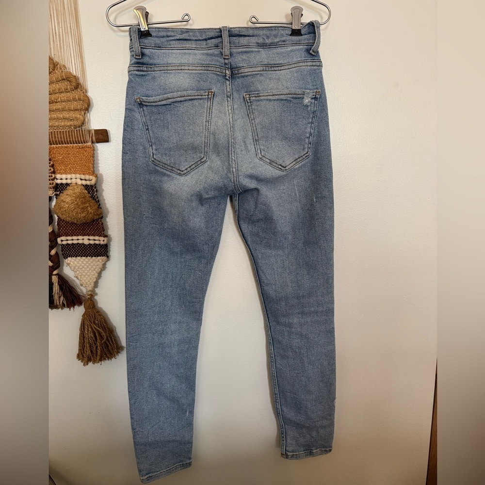 Zara Midrise Straight Light Wash Jean Size 4 - Picture 4 of 4